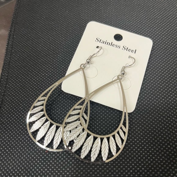 🛍️ 4 for $20 🛍️ Elegant Stainless Leaf Drop Earrings - Picture 3 of 7